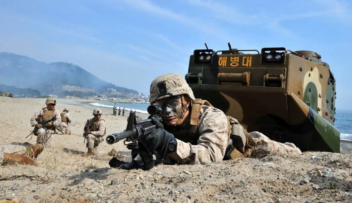 Pasukan Marinir Amerika tampak bersiap untuk melakukan latihan tempur dengan Korea Selatan (AFP Photo/Jung Yeon Je)