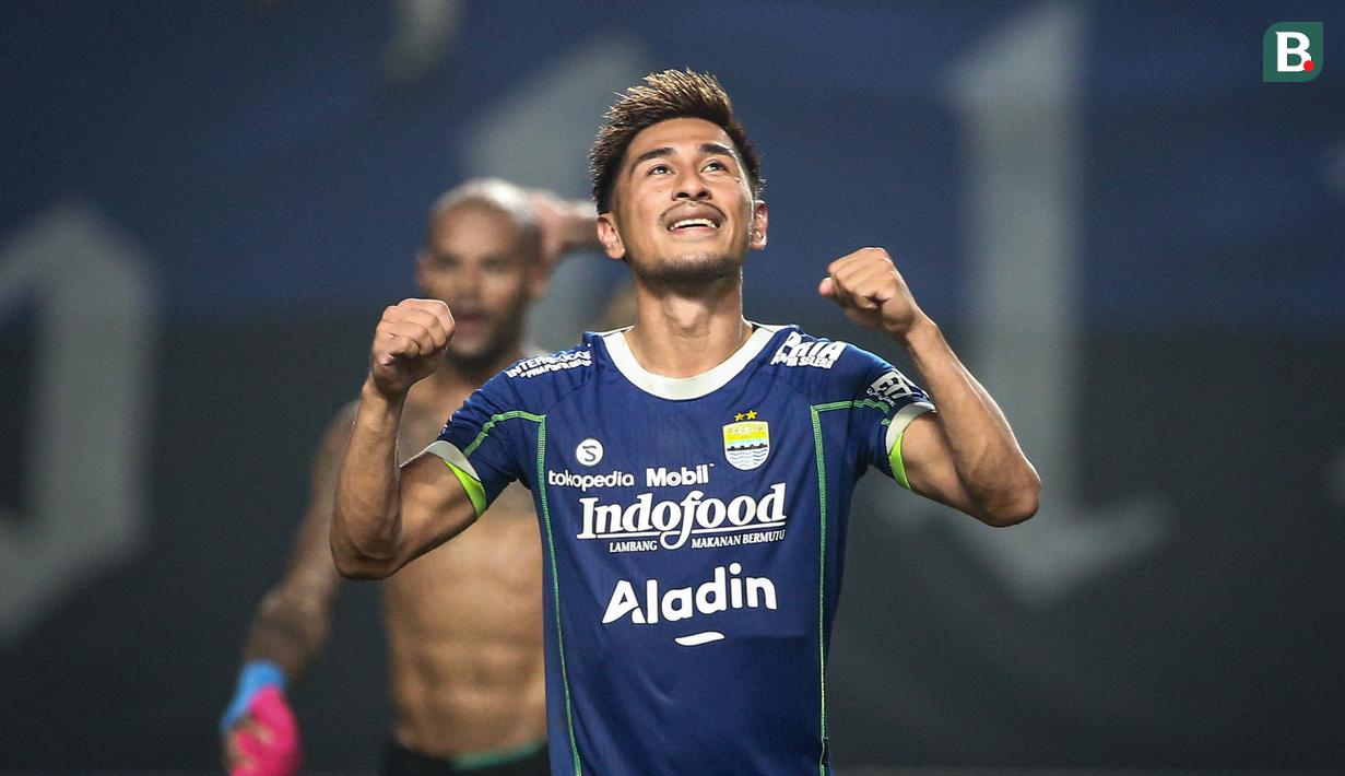 <p>Pemain Persib Bandung, Daisuke Sato merayakan kemenangan atas Bhayangkara FC pada laga lanjutan BRI Liga 1 2022/2023 antara Persib Bandung melawan Bhayangkara FC di Stadion Pakansari, Bogor, Jumat (24/03/2023). (Bola.com/Bagaskara Lazuardi)</p>