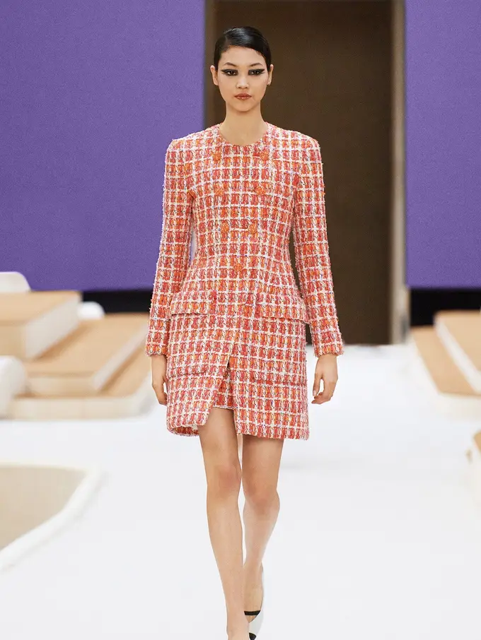 Chanel Suguhkan Koleksi Tweed Ikonis untuk Musim Semi-Panas 2022