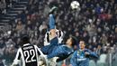 Striker Real Madrid, Cristiano Ronaldo, melakukan tendangan salto saat mencetak gol ke gawang Juventus pada laga Liga Champions di Stadion Allianz, Selasa (3/4/2018). Juventus takluk 0-3 dari Real Madrid. (AFP/Alberto Pizzoli)