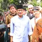 Bakal Calon Wakil Presiden, Sandiaga Uno berjalan kaki menuju kantor KPU dari Masjid Sunda Kelapa, Jakarta, Jumat (10/8). Sandiaga menyusul Prabowo Subianto menuju KPU untuk mendaftarkan diri sebagai pasangan capres-cawapres (Liputan6.com/Herman Zakharia)