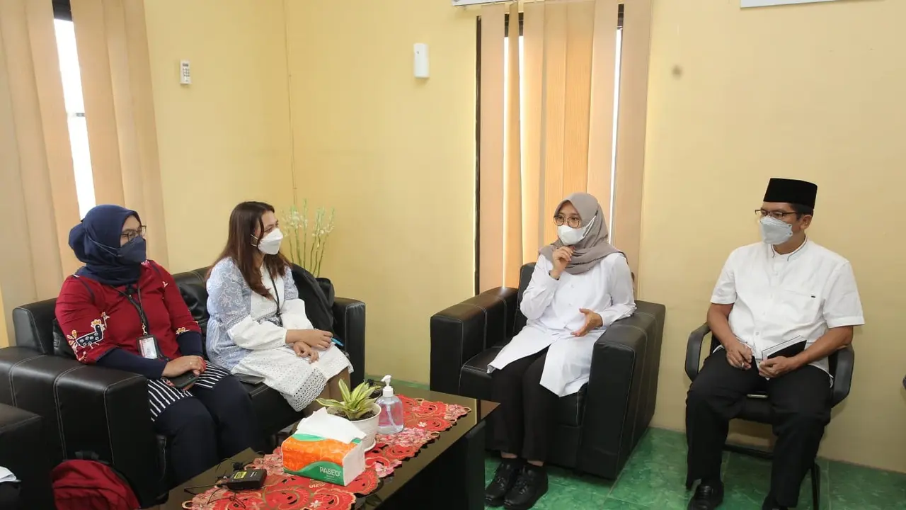 Tim dari Komisi Pemberantasan Korupsi (KPK)  temui Bupati Banyuwangi Ipuk Fiestiandani (Tengah) untuk menyampaikan dua desa di Banyuwangi masuk kandidat percontohan desa antikorupsi (Istimewa)