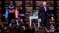 Di usia 40 tahun, Mayweather Jr tetap difavoritkan karena pertarungan menggunakan aturan tinju. (AFP/Harry How)