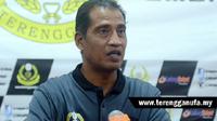 Pelatih Penang FA, Ahmad Yusoff, diskorsing tiga pertandingan akibat rentetan kekalahan timnya. Sanksi skorsing pelatih oleh manajemen klub terbilang aneh untuk sepak bola Indonesia. (Terengganu FA)