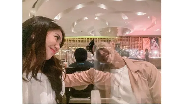 6 Potret Shania Eks JKT48 dan Jonatan Christie Dinner Natal Bersama, Curi Perhatian
