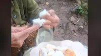 Kuliner Unik yang Viral, Nenek Jualan Pizza dengan Topping Lontong
