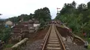 Jalur kereta api tujuan Bogor-Sukabumi longsor terlihat di Kampung Maseng RT02/08, Desa Warung Menteng, Kecamatan Cijeruk, Selasa (5/2). Jenazah korban langsung dibawa ke RSUD Ciawi untuk divisum. (Liputan6.com/Achmad Sudarno)