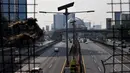 Kendaraan melintasi kawasan Jalan MH Thamrin, Jakarta, Minggu (5/10/14). (Liputan6.com/Johan Tallo)
