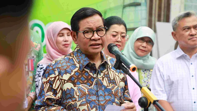 Gubernur DKI Jakarta, Pramono Anung meninjau lokasi pertanian vertikal Ladang Farm di Cilandak, Jakarta Selatan, Kamis (18/9/2025).