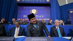 Presiden Republik Indonesia, Prabowo Subianto (tengah) saat menghadiri pertemuan perdana Dewan Perdamaian di Institut Perdamaian Donald J. Trump di Washington DC, Amerika Serikat, pada Kamis 19 Februari 2026. Dalam pertemuan perdana Board of Peace di Amerika Serikat pada Kamis 19 Februari waktu setempat, Presiden Prabowo Subianto menyatakan Indonesia sepenuhnya mendukung rencana 20 poin perdamaian yang digagas Presiden Amerika Serikat (AS) Donald Trump. (Chip Somodevilla/Getty Images North America/Getty Images via AFP)