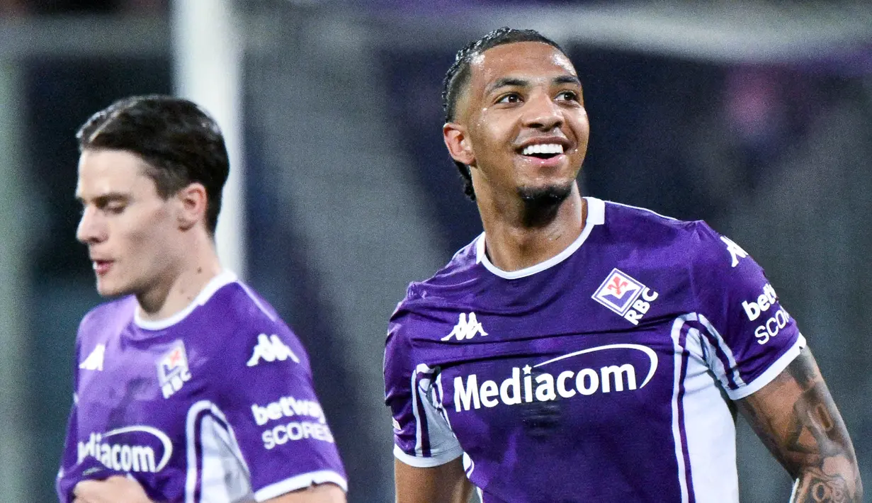 Upaya Fiorentina untuk mencetak gol itu akhirnya membuahkan hasil di menit ke-77. Berawal dari sepakan mendatar Gudmundsson yang berhasil ditepis Sommer, bola muntah jatuh ke kaki Cher Ndour dan sang gelandang melakukan tap-in dan berbuah gol. Skor kembali sama kuat 1-1. (AFP/Tiziana Fabi)