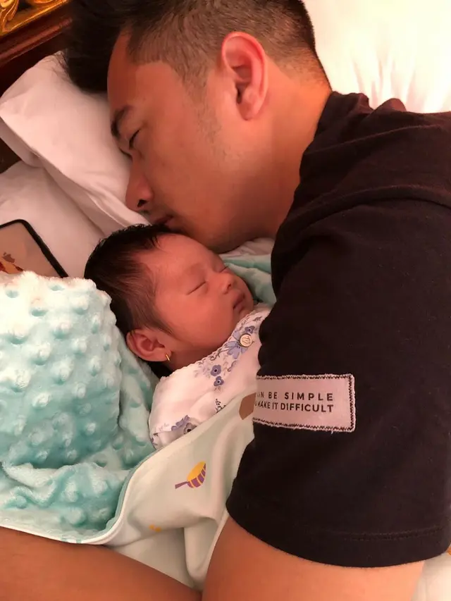 Ayah Idaman, Ini 6 Potret Seleb Ketiduran Bareng Buah Hati