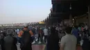 Sejumlah penumpang melihat kebakaran yang terjadi di Terminal 2E di Bandara Soekarno Hatta, Jakarta, Minggu (5/7/2015).  Kebakaran di Terminal 2E ini membuat panik ribuan penumpang yang sedang menunggu jadwal penerbangan. (Twitter@thisisyudhis)