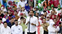 Capres nomor urut 01 Joko Widodo atau Jokowi memberi pidato politik saat kampanye di Probolinggo, Jawa Timur, Rabu (10/4). Jokowi yakin perolehan suaranya bersama Ma'ruf Amin bisa mencapai 70 persen. (Liputan6.com/Pool/Media Jokowi-Amin)