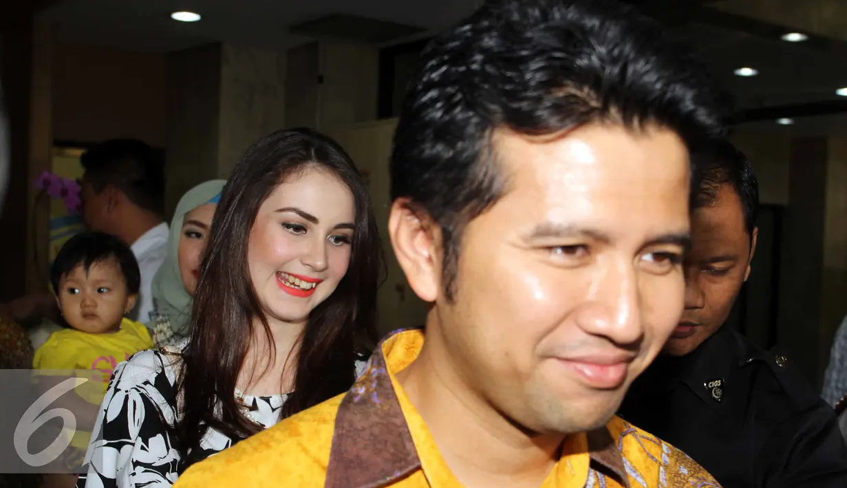 Arumi Bachsin menemani suaminya, Emil Elistianto Dardak, menyerahkan laporan harta kekayaan ke KPK, Jakarta, Senin (3/8/2015). Emil mencalonkan diri sebagai calon Bupati Trenggalek pada Pilkada 2015 mendatang. (Liputan6.com/Helmi Afandi)