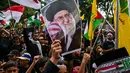 Seorang anak laki-laki memegang plakat bergambar pemimpin tertinggi Iran, Ayatollah Ali Khamenei yang gugur dalam serangan Amerika Serikat dan Israel pada akhir Februari lalu, selama berunjuk rasa memperingati Hari Al-Quds, di Surabaya, Jawa Timur, Jumat (13/3/2026). Ratusan orang turun ke jalan menggelar aksi unjuk rasa memperingati Hari Al-Quds Internasional. (Juni KRISWANTO/AFP)