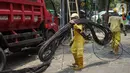 Petugas Bina Marga usai memotong kabel optik di sepanjang jalan kawasan Kemang, Jakarta, Kamis (24/10/2019). Pemotongan kabel optik tersebut untuk menertibkan instalasi kabel yang semrawut serta mengganggu ketertiban umum di kawasan Kemang. (Liputan6.com/Immanuel Antonius)