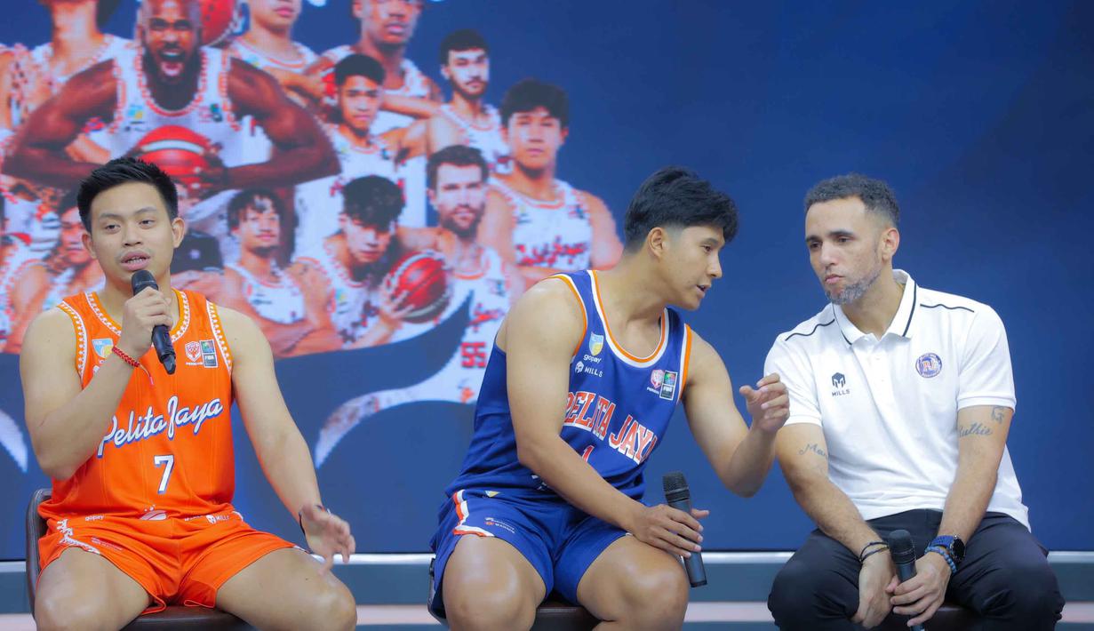 Ditambah dua pemain rookie Pelita Jaya Jakarta pada musim ini, Candra Irawan dan Russell Nyoo. Tampak dalam foto, pebasket, Andakara Prastawa Dhyaksa (kiri) memberi keterangan saat mengikuti acara perkenalan skuad Pelita Jaya Jakarta untuk mengarungi Indonesian Basketball League (IBL) 2026 di The Convergence Indonesia, Kuningan, Jakarta Selatan, Kamis (8/1/2026). (Bola.com/M Iqbal Ichsan)
