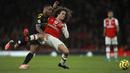 Gelandang Arsenal, Matteo Guendouzi berebut bola dengan penyerang Manhcester City, Raheem Sterling  pada pertandingan lanjutan Liga Inggris di di Stadion Emirates, London (15/12/2019). City menang telak atas Arsenal 3-0. (AP Photo/Ian Walton)