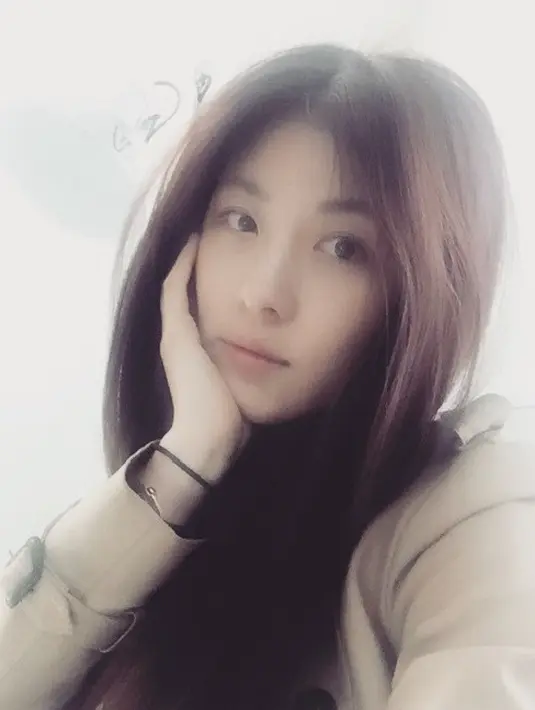 Tak hanya orang biasa yang jadi penggemarnya, beberapa selebriti Korea Selatan juga menjadi penggemarnya. Aktor muda seperti Jang Ki Yong dan Lee Seung Gi menyebut Ha Ji Won merupakan wanita ideal mereka. (Foto: instagram.com/hajiwon1023)