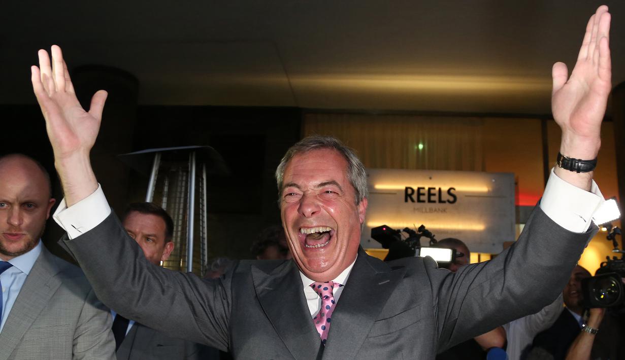 Ketua Partai Kemerdekaan Inggris, Nigel Farage bersorak di pesta Leave.UE setelah melihat hasil penghitungan sementara referendum Inggris yang menunjukkan mayoritas rakyat memilih keluar dari Uni Eropa, di London, Kamis (23/6). (GEOFF CADDICK/AFP)