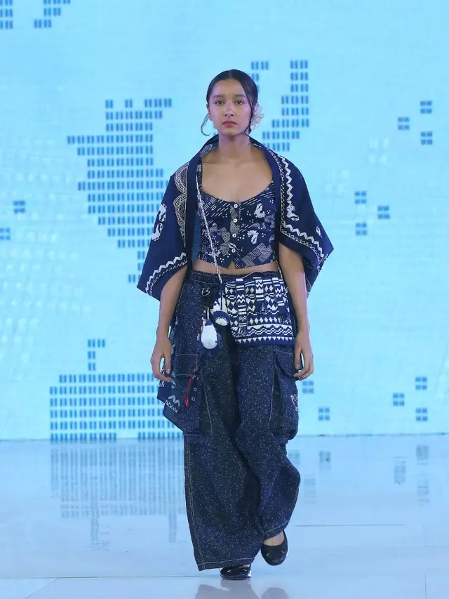Widuri Kenakan Gaya Fashion Layering dari koleksi Studio Sejauh di Runway Fashion Nation. [Adrian/Fimela]