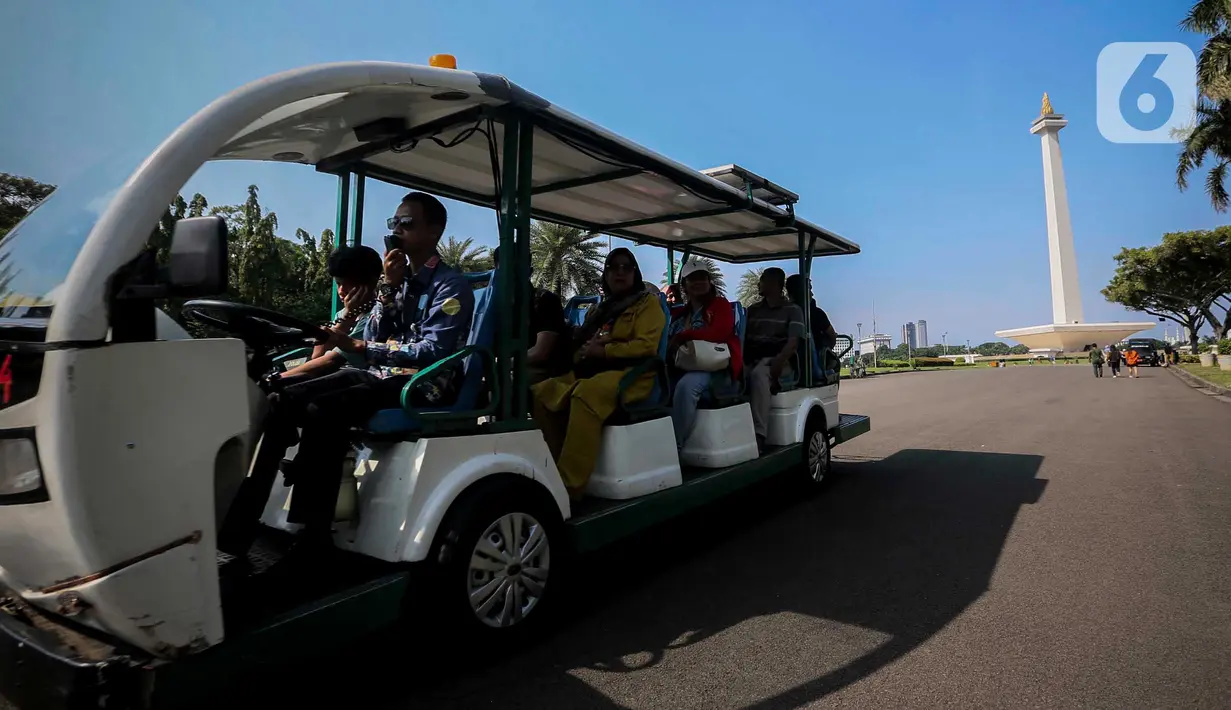 Untuk menuju pintu masuk Tugu Monas, pihak pengelola menyediakan kereta wisata (kerwis) gratis. (Liputan6.com/Angga Yuniar)