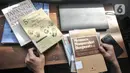 Pengunjung membaca buku di perpustakaan Baca Di Tebet, Tebet, Jakarta Selatan, Minggu (29/5/2022). Perpustakaan Baca Di Tebet yang didirikan pada Februari lalu menjadi alternatif bagi warga yang membutuhkan ruang literasi dan diskusi dengan suasana nyaman sekaligus meningkatkan minat baca bagi generasi milenial yang dilengkapi sekitar 25.000 buku. (merdeka.com/Iqbal S Nugroho)