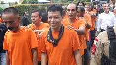 Tersangka kasus premanisme dihadirkan di Mapolres Metro Jakarta Barat, Senin (12/11). Polisi menangkap 23 pria dari dua kasus berbeda karena  tindakan perusakan, intimidasi, pengusiran, dan penguasaan lahan di Jakbar. (Liputan6.com/Immanuel Antonius)