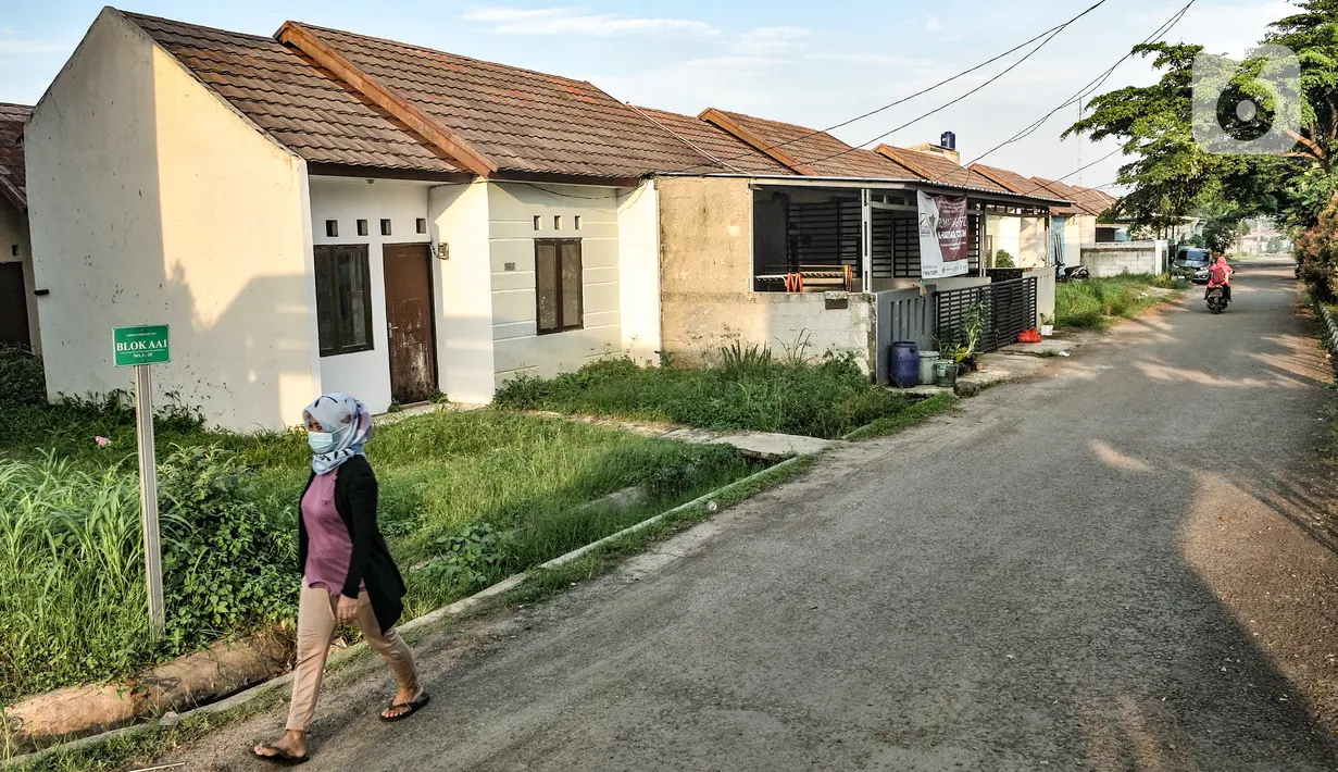 Aktivitas warga di perumahan subsidi Green Citayam City, Ragajaya, Bojong Gede, Kabupaten Bogor, Jawa Barat, Sabtu (13/2/2021). Kredit Pemilikan Rumah atau KPR pada 2021 diharapkan dapat berkontribusi pada perbaikan pertumbuhan ekonomi nasional. (merdeka.com/Iqbal S Nugroho)