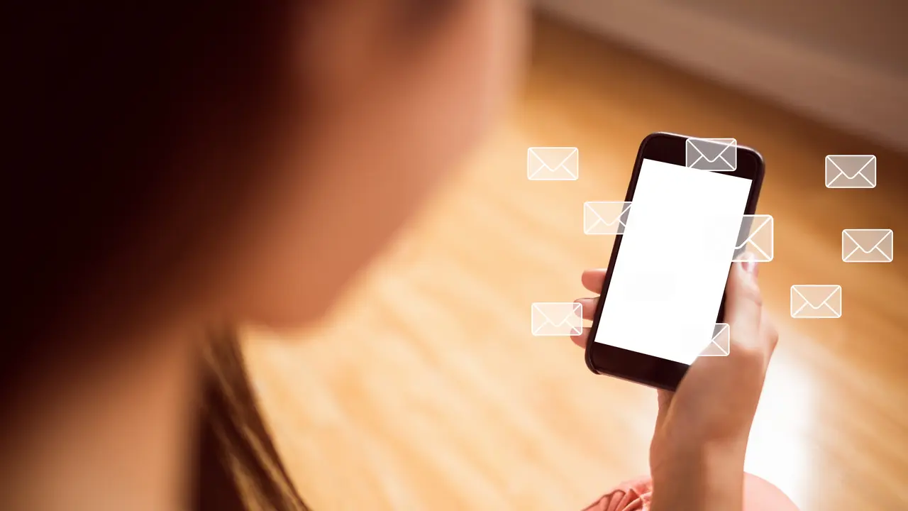 Ilustrasi menghapus email di HP (Foto: freepik/creativeart)