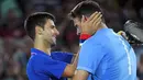 Novak Djokovic (kiri) memberikan selamat kepada Juan Martin Del Potro usai pertandingan tenis tunggal putra Olimpiade Rio 2016, Brasil,(8/8). Petenis nomor satu dunia tersebut kalah dengan petenis yang berperingkat 145 dunia. (REUTERS / Toby Melville)