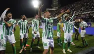 Para pemain Betis merayakan kemenangan setelah pertandingan semifinal leg kedua Conference League antara Fiorentina dan Real Betis di Stadion Artemio Franchi di Florence, Italia, Jumat dini hari WIB (9-5-2025). (Marco Bucco/LaPresse via AP)