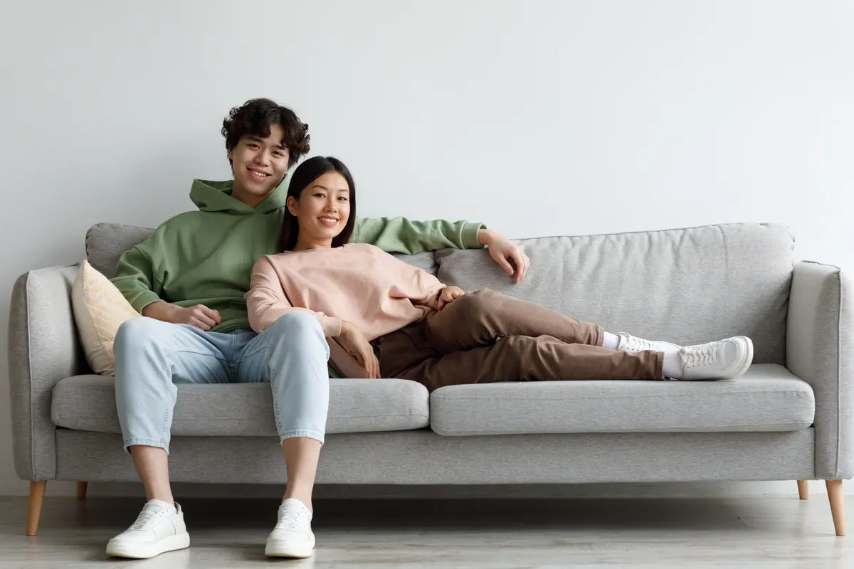 perempuan dan pasangan yg duduk di sofa