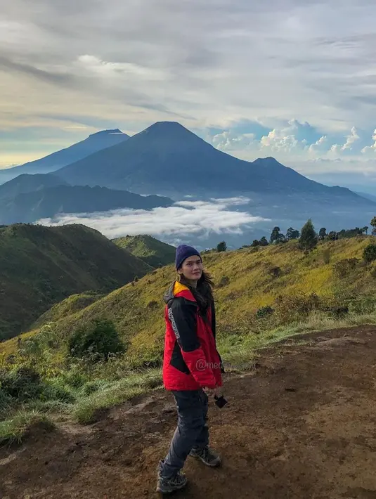 Gunung Prau juga berhasil didaki oleh Medina Kamil sampai puncaknya. Pemandangan indah dari puncak gunung Prau pun bikin warganet terkagum-kagum dengan keindahan alam. Foto ini banjir like dan komentar dari warganet. (Liputan6.com/IG/medinakamil)