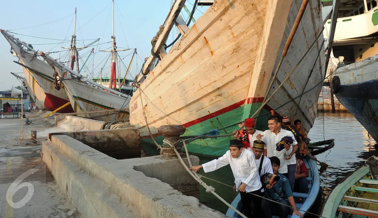 Sejumlah warga berangkat menggunakan perahu untuk salat Idul Fitri di Pelabuhan Sunda Kelapa, Jakarta, Rabu (6/7). Umat muslim seluruh dunia merayakan Lebaran 1437 H setelah melaksanakan ibadah puasa selama satu bulan. (Liputan6.com/Johan Tallo)
