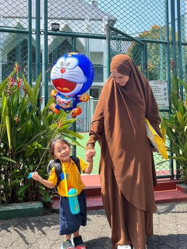Zaskia Adya Mecca dengan hijab syar'i (Instagram/zaskiadyamecca)