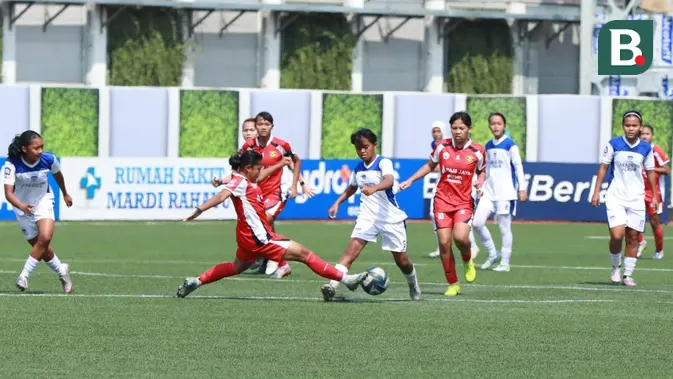 Akademi Persib Bandung (jersey putih biru) meredam perlawanan Putri JP Jakarta (jersey merah) dengan skor tipis 2-1 di laga semifinal U-18 HYDROPLUS Soccer League All-Stars 2025/2026 yang berlangsung di Supersoccer Arena Kudus, Jawa Tengah, Sabtu (11/7/2026). Hasil tersebut membawa Akademi Persib Bandung melaju ke babak final yang akan tersaji Minggu (12/7/2026). (Bola.com/Nirmatuloh Efendi)