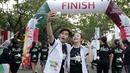 Peserta saat melakukan foto selfie saat tiba di garis finish pada ajang Splash Run di Pantai Carnaval, Ancol, Sabtu (30/7/2016). (Bola.com/Nicklas Hanoatubun)