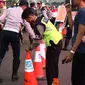 Polisi dan Dishub mengatur lalu lintas di Senayan, Jakarta, Minggu (2/9). Untuk meminimalisasi kemacetan jelang penutupan Asian Games 2018, rekayasa lalu lintas dilakukan di sejumlah ruas jalan dari dan menuji Senayan. (Liputan6.com/Immanuel Antonius)