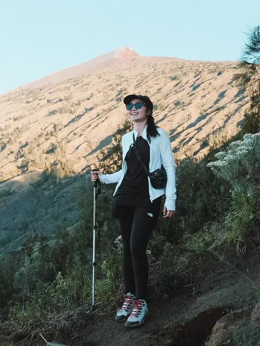 Febby Rastanty juga ternyata senang menghabiskan waktu liburannya di alam. Siapa kira Febby pernah mendaki menaklukan Gunung Rinjani? Ia mengenakan setelan pendaki lengkap; inner hitam, ditumpuk jaket putih, sweat pants hitam, topi, mini sling bag, dan sepatu gunung. [Foto: Instagram/febbyrastanty]