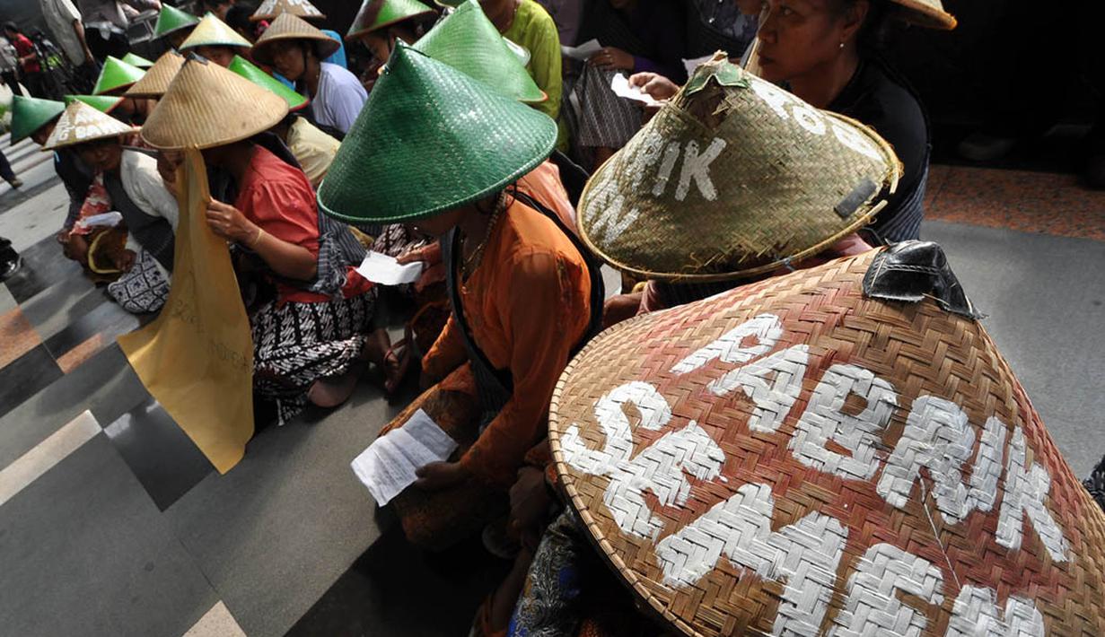 Aksi puluhan petani asal Jawa Tengah di Gedung KPK, Jakarta, Kamis (22/11/2014). (Liputan6.com/Miftahul Hayat)