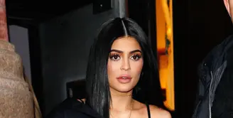 Saat Kylie Jenner mengunggah fotonya yang berada di cover majalah pada 25 Desember lalu, para penggemar ingin foto tersebut adalah sebuah konfirmasi kehamilan. (hello giggles)