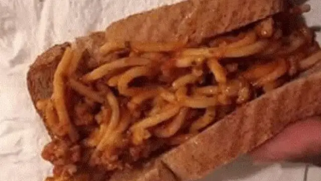 6 Potret Makanan Cepat Saji Low Budget Ini Bikin Ngakak
