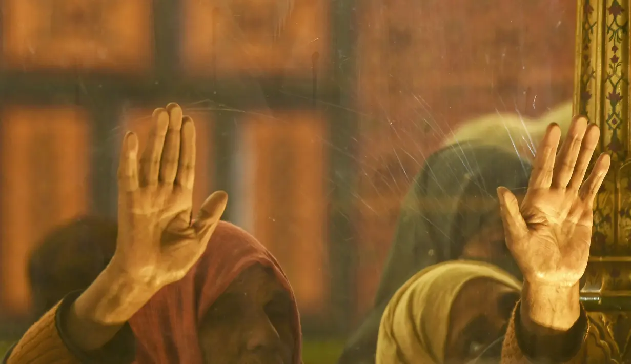 Seorang umat Muslim berdoa di dalam kuil Syekh Abdul Qadir Al-Jailani selama bulan suci Ramadhan di Srinagar (11/4/2022). Kuil berusia 200 tahun tersebut dibangun sebagai tanda penghormatan terhadapnya Syekh Abdul Qadir Jailani. (AFP/Tausef Mustafa)