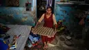 Seorang pengrajin tembikar membawa lampu minyak yang terbuat dari tanah liat untuk dikeringkan menjelang festival Diwali di Prayagraj, India, Kamis (17/10/2019).  Diwali atau Deepavali merupakan festival lampu yang penting bagi umat Hindu di seluruh dunia. (AP/Rajesh Kumar Singh)