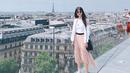 Berlibur di Paris, Lee Yo Won tampil chic dengan padu padan kaus putih dan tiered midi skirt. [Foto: IG/yowon_official].