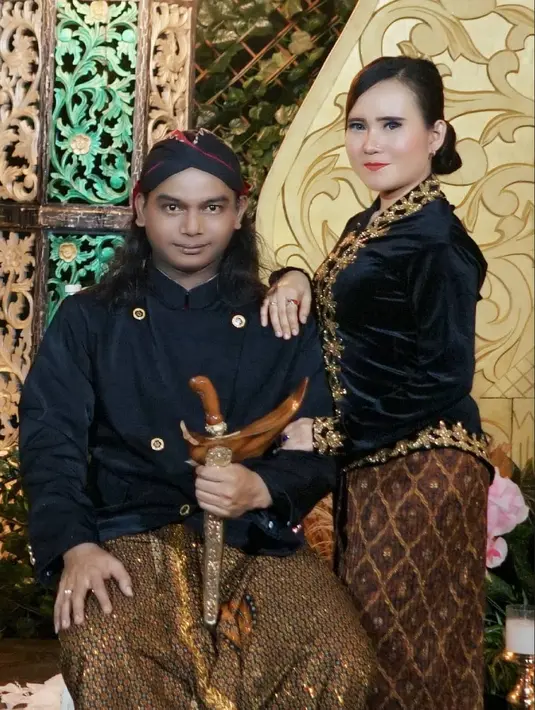 Penyanyi  yang populer dengan jargon Assololley-nya ini selalu tampil kompak bersama suami. Keduanya selalu nampak mesra dan serasi di tiap kesempatan. (Liputan6.com/IG/@eny_sagitathementhul)