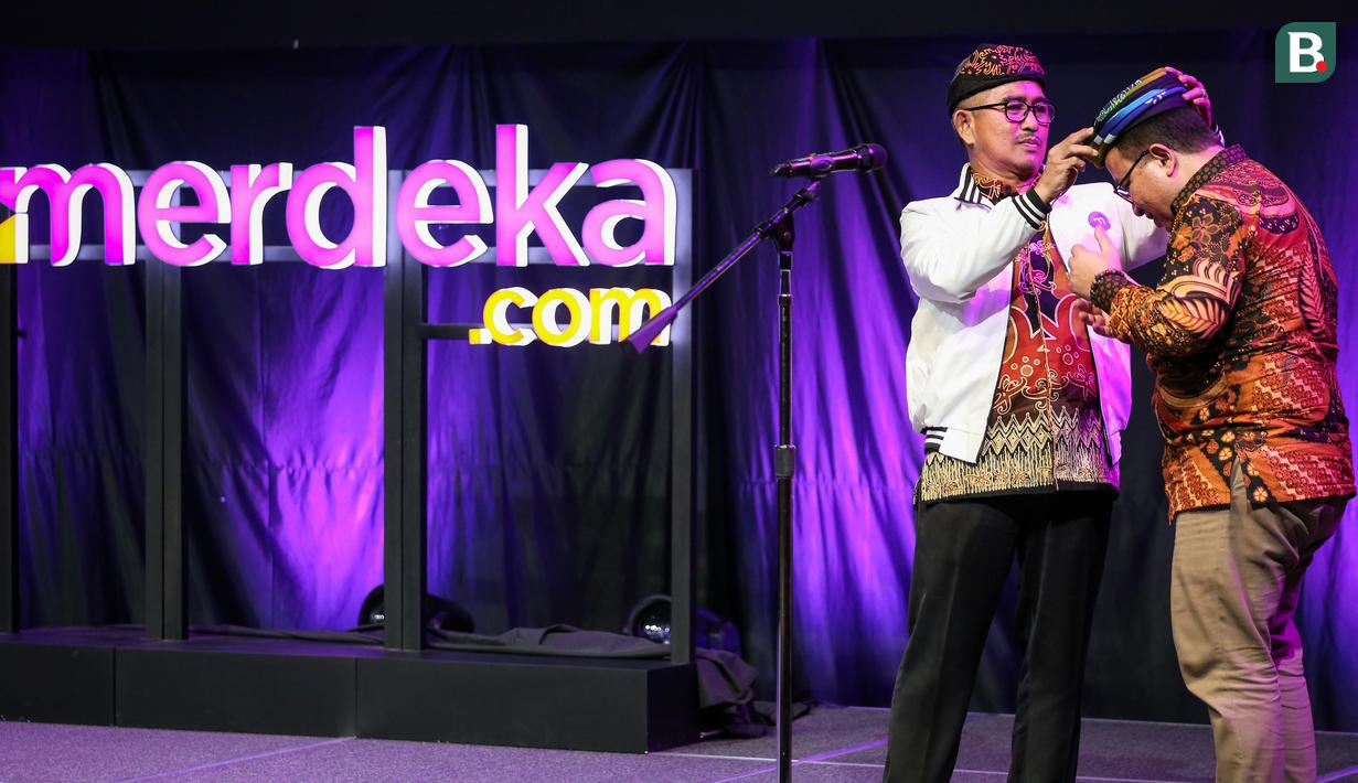 Wali Kota Tarakan, Khairul (kiri) memebrikan cendera mata kepada Editor in Chief Merdeka.com, Darojatun saat Perayaan Hari Jadi dan Grand Launching Logo Baru Merdeka.com yang berlangsung di SCTV Tower, Senayan, Jakarta, Selasa (21/02/2023). (Bola.com/Bagaskara Lazuardi)