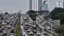 <p>Arus kendaraan saat melintas di ruas Tol Dalam Kota dan Jalan MT Haryono, Jakarta, Rabu (27/4/2022). Kepala Dinas Perhubungan DKI Jakarta Syafrin Liputo menjelaskan, sistem ganjil genap yang diberlakukan pada 13 ruas jalan di Jakarta akan ditiadakan saat libur Lebaran atau selama tujuh hari, yakni mulai 29 April 2022, lalu lanjut 1-6 Mei 2022. (merdeka.com/Iqbal S. Nugroho)</p>